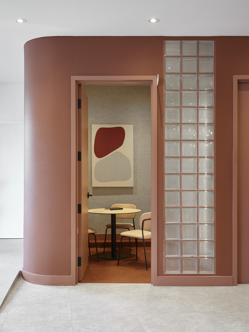 Press kit | 1676-08 - Press release | Mellem Ville-Marie: A Model of Gentle Densification Inspired by Montreal - ADHOC - Residential Architecture - Meeting rooms inspired by the urban textures of the city. - Photo credit: Maxime Brouillet