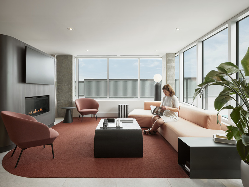 Press kit | 1676-08 - Press release | Mellem Ville-Marie: A Model of Gentle Densification Inspired by Montreal - ADHOC - Residential Architecture - At the top of the building, there is a second communal space. - Photo credit: Maxime Brouillet