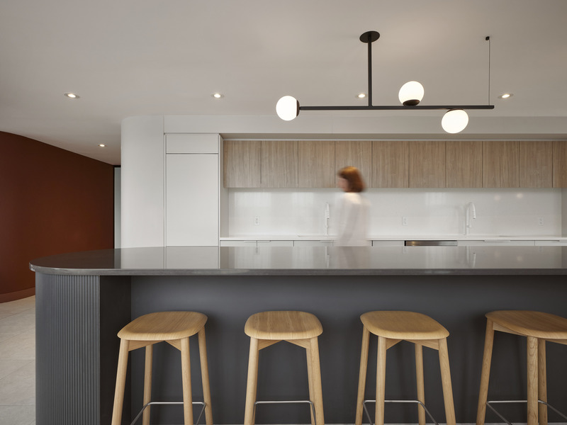 Press kit | 1676-08 - Press release | Mellem Ville-Marie: A Model of Gentle Densification Inspired by Montreal - ADHOC - Residential Architecture - It offers a communal kitchen and a welcoming lounge, fostering interactions among residents. - Photo credit: Maxime Brouillet