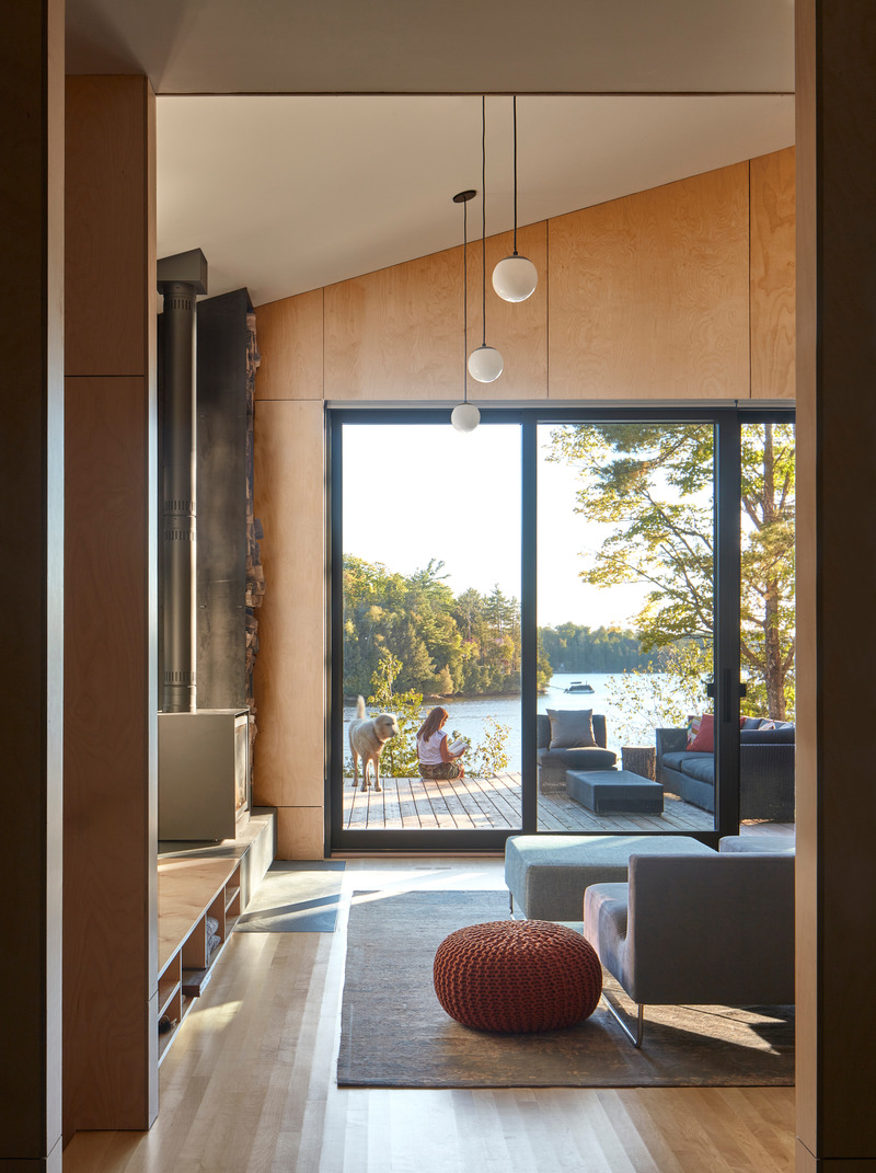 Dossier de presse | 1513-14 - Communiqué de presse | Catchacoma Cottage - Dubbeldam Architecture + Design - Architecture résidentielle - Upon entry, visitors are immediately greeted with a view through the living space and out the large rear sliding glass doors, revealing the lake beyond. - Crédit photo : Riley Snelling