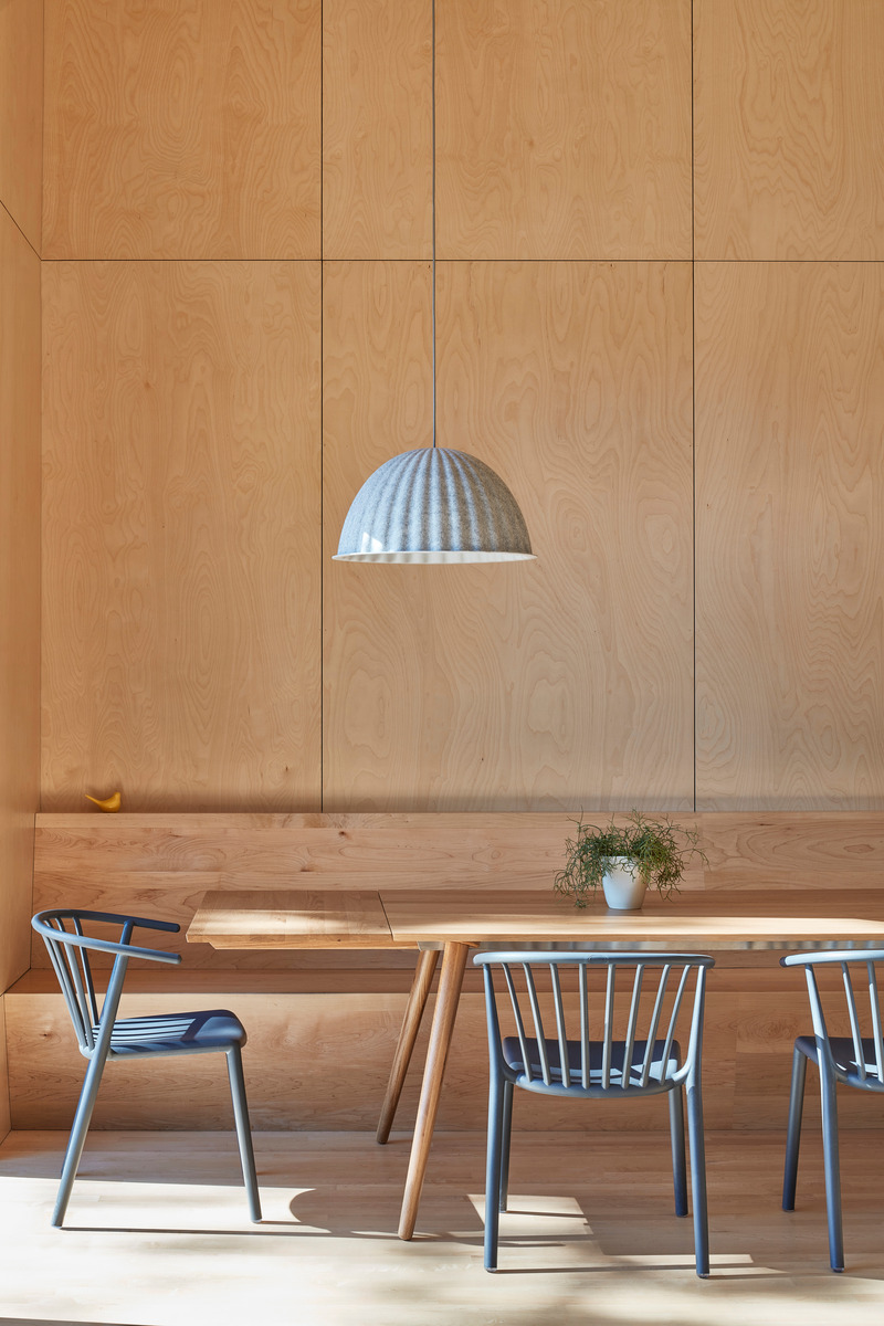 Dossier de presse | 1513-14 - Communiqué de presse | Catchacoma Cottage - Dubbeldam Architecture + Design - Architecture résidentielle - <p class="">At the center of the living space, the dining area includes a built-in maple plywood banquette, creating a warm and inviting atmosphere for gatherings around the dining table.</p> - Crédit photo : Riley Snelling