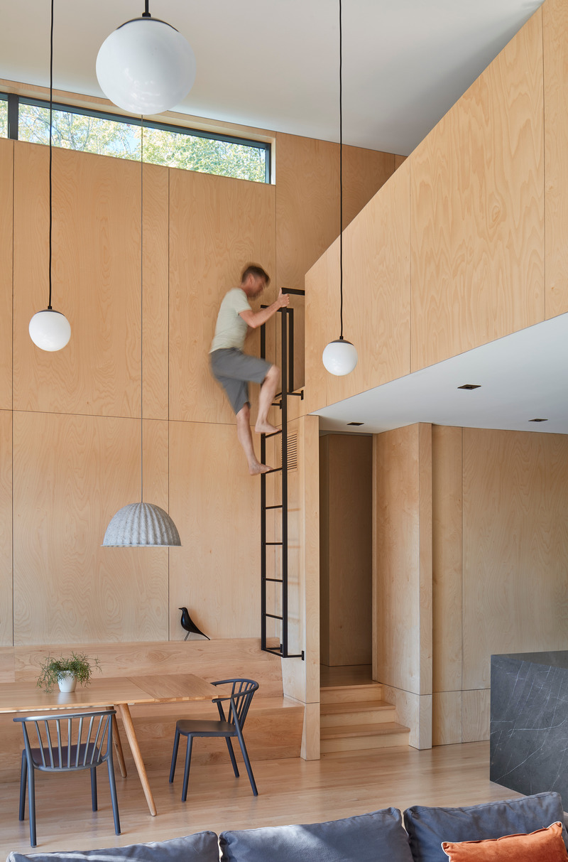 Dossier de presse | 1513-14 - Communiqué de presse | Catchacoma Cottage - Dubbeldam Architecture + Design - Architecture résidentielle - <p class="">Where the rooflines converge, a loft space provides a cool hangout for teenagers, creating an intimate nook above the open floor plan that overlooks the double-height living area.</p> - Crédit photo : Riley Snelling