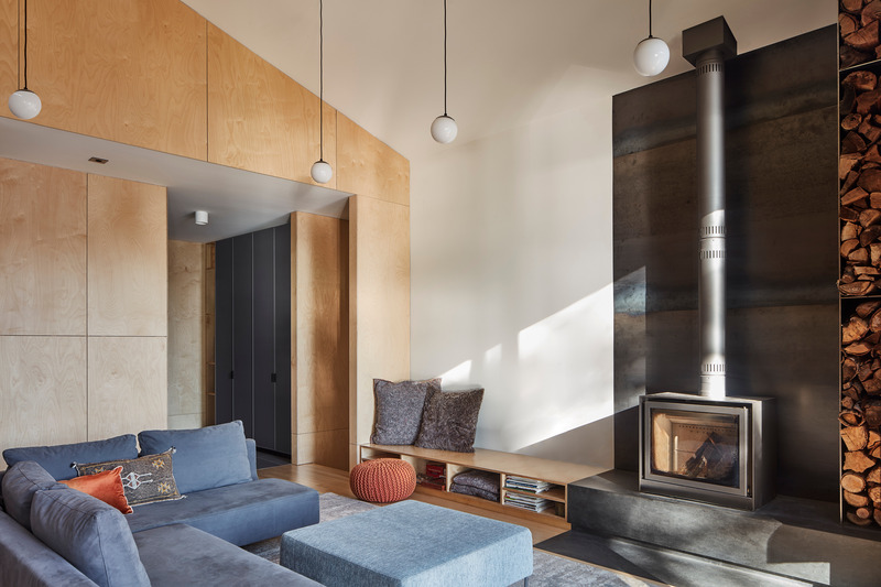 Dossier de presse | 1513-14 - Communiqué de presse | Catchacoma Cottage - Dubbeldam Architecture + Design - Architecture résidentielle - A natural palette is carried throughout the interior, ensuring a consistent sense of warmth and authenticity. The cold-rolled steel behind the fireplace creates a striking contrast to the maple plywood-lined walls, adding visual interest and texture to the space. - Crédit photo : Riley Snelling