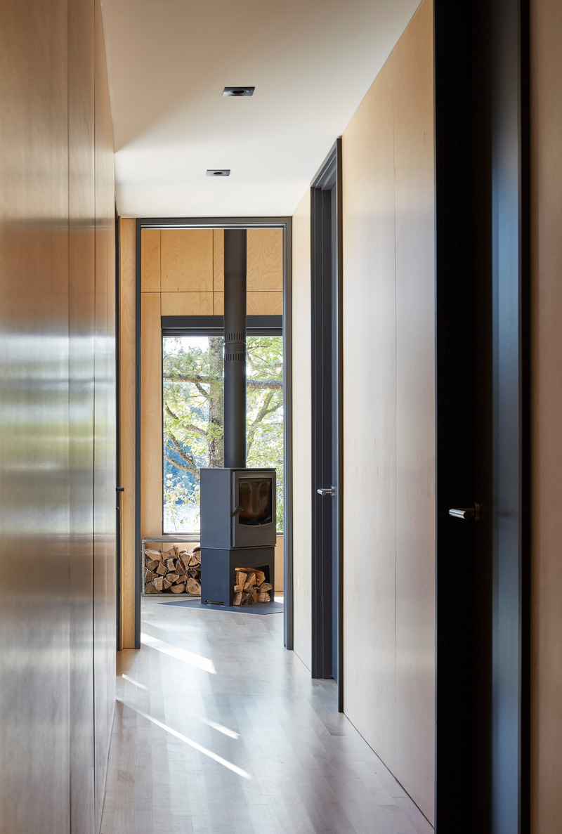 Dossier de presse | 1513-14 - Communiqué de presse | Catchacoma Cottage - Dubbeldam Architecture + Design - Architecture résidentielle - <p class="">Curated views of the exterior are integrated into every space within the cottage's interior, ensuring a connection with the natural surroundings.</p> - Crédit photo : Riley Snelling