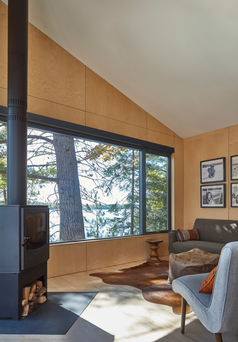 Dossier de presse | 1513-14 - Communiqué de presse | Catchacoma Cottage - Dubbeldam Architecture + Design - Architecture résidentielle - <p class="">The sunroom is a cozy retreat, enhanced by large windows that frame views of the lake and fill the space with natural light.</p> - Crédit photo : Riley Snelling