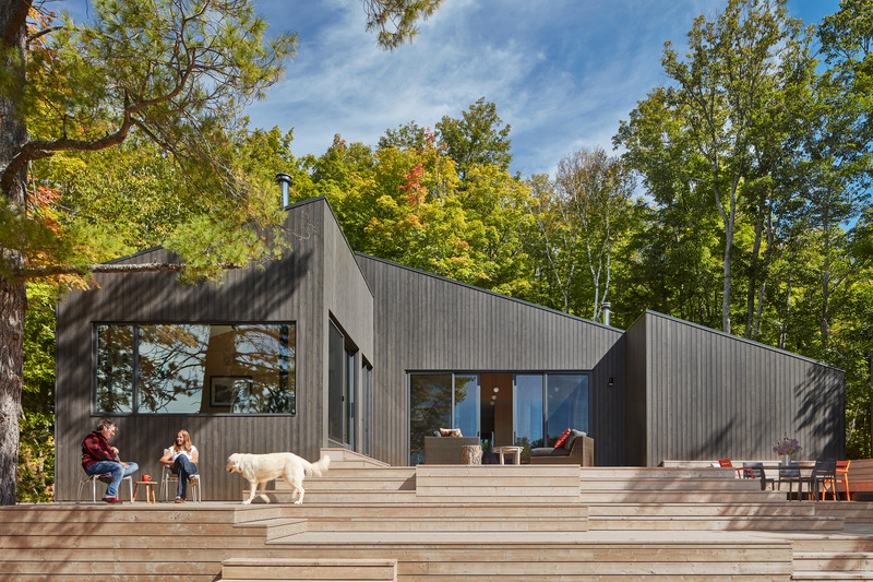 Dossier de presse | 1513-14 - Communiqué de presse | Catchacoma Cottage - Dubbeldam Architecture + Design - Architecture résidentielle - Three distinct volumes with steep rooflines are integrated, connecting the main and guest bedroom wings with the central living area, while clearly defining the separate spaces within the cottage. - Crédit photo : Riley Snelling