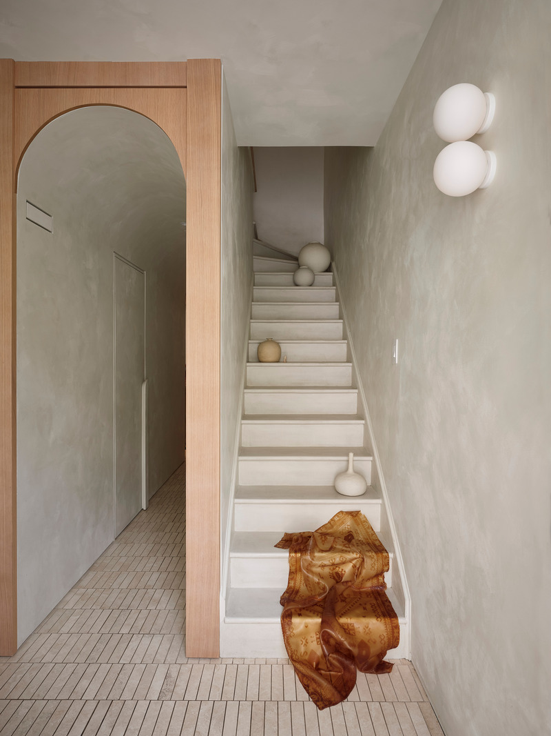 Dossier de presse | 611-43 - Communiqué de presse | Le nouveau guide 300 adresses et références design au Québec - Index-Design - Design d’intérieur résidentiel -  Esplanade, Michael Godmer Studio |<p class="">Plancher de travertin, Ciot, Appliques murales Glo-ball, Flos, Vases, Céramik B, OEuvre, Miri Chekhanovich</p>  - Crédit photo :  ©Maxime Brouillet  