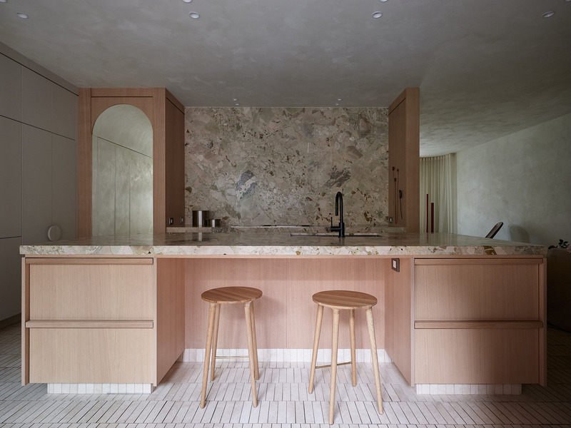 Dossier de presse | 611-43 - Communiqué de presse | Le nouveau guide 300 adresses et références design au Québec - Index-Design - Design d’intérieur résidentiel -  Esplanade, Michael Godmer Studio | <p class="">Plancher de travertin Ciot, Tabourets de cuisine Kastella, Comptoirs Stone Tile, Ébénisterie Quartier C</p> - Crédit photo :  ©Maxime Brouillet  