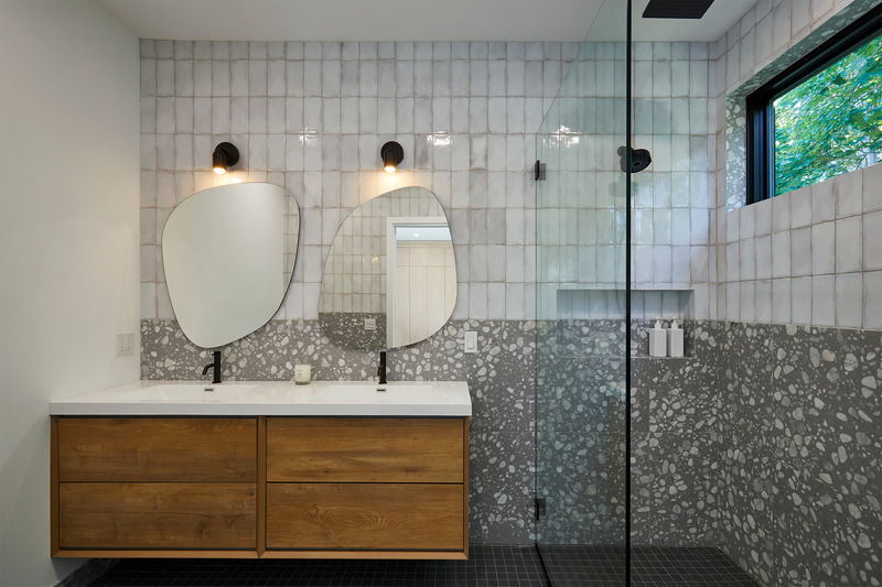 Dossier de presse | 5897-04 - Communiqué de presse | Shift House - Palette Architecture - Architecture résidentielle - Primary Bath - Crédit photo : Jody Kivort