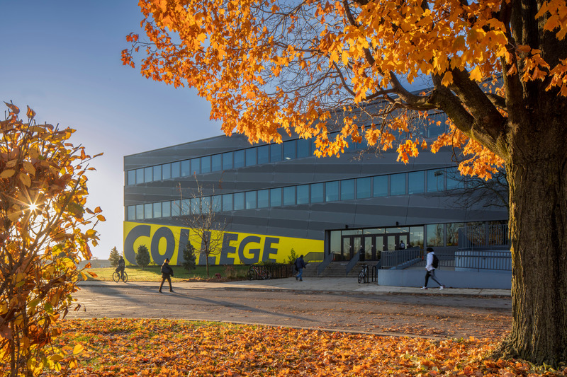 Press kit | 2329-09 - Press release | Richard J. Daley College Campus - JGMA - Institutional Architecture - Entry Dawn - Photo credit: Tom Rossiter