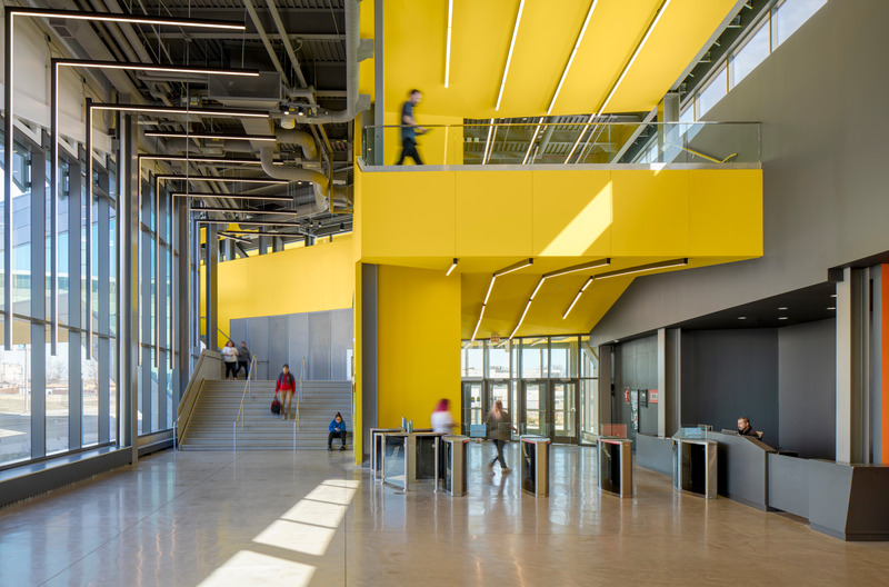 Press kit | 2329-09 - Press release | Richard J. Daley College Campus - JGMA - Institutional Architecture - Lobby to Entry Bridge - Photo credit: Tom Rossiter