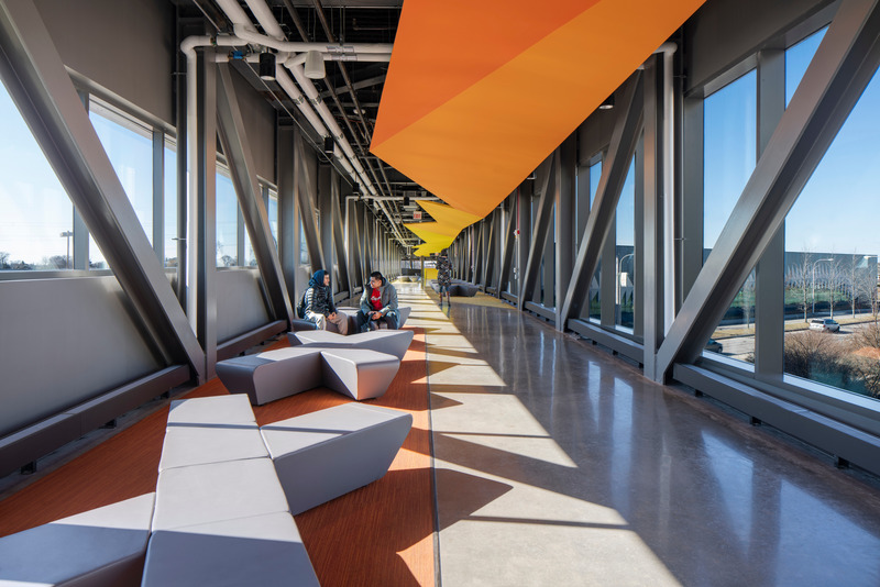 Press kit | 2329-09 - Press release | Richard J. Daley College Campus - JGMA - Institutional Architecture - Bridge Looking South - Photo credit: Tom Rossiter