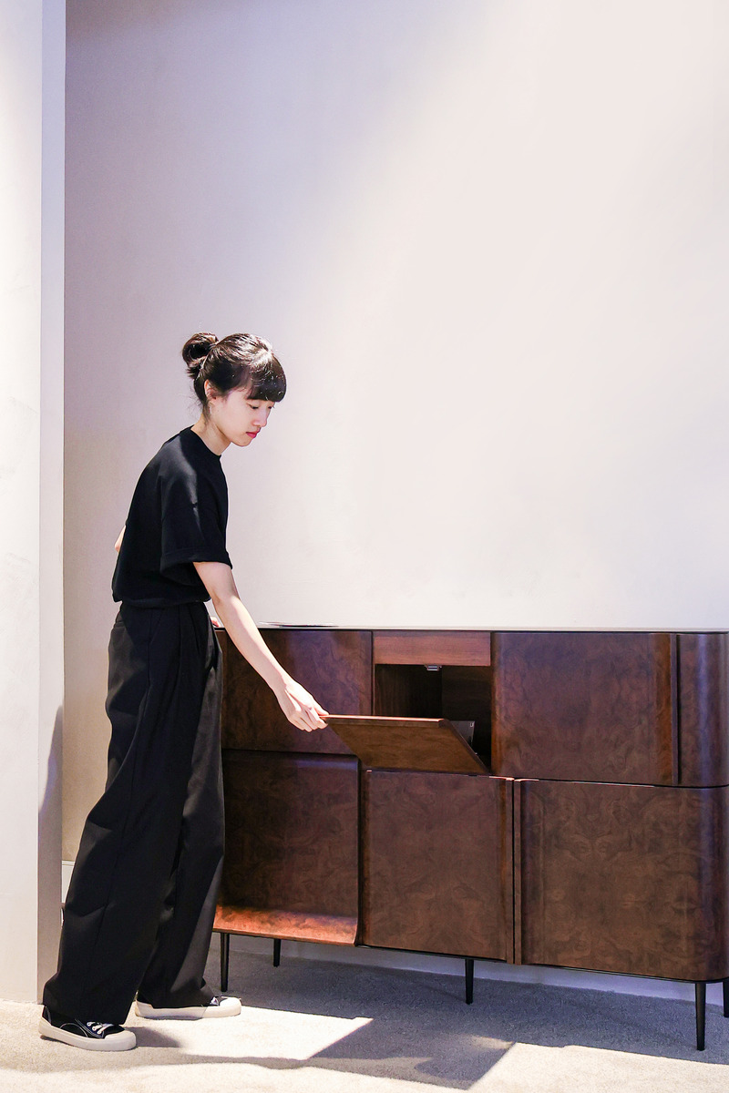 Dossier de presse | 7618-01 - Communiqué de presse | hm-LI Studio Introduces Three New Furniture Collections: Weaving Chair, Le Sourire Chair, and Curl Cabinet Series - hm-LI Studio - Produit - Crédit photo : hm-LI Studio