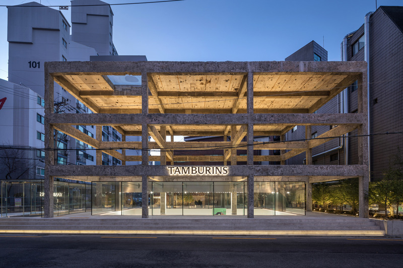 Dossier de presse | 3160-11 - Communiqué de presse | FRAME Awards 2024 Winners Revealed - FRAME - Concours - <p class="">Single-Brand Store of the Year<br><br>The Tamburins Seongsu Flagship Store, Eonsld and The System Lab (8.93)</p><p class=""><br></p><p class="">‘Interesting approach of to an open architectural framework structure that brings focus to the space within the glass enclosure,’ says John Naranjo, creative director at Arcadis - Callison RTKL. ‘The design creates curiosity in its approach.’</p><br> - Crédit photo : Courtesy of Eonsld and The System Lab 