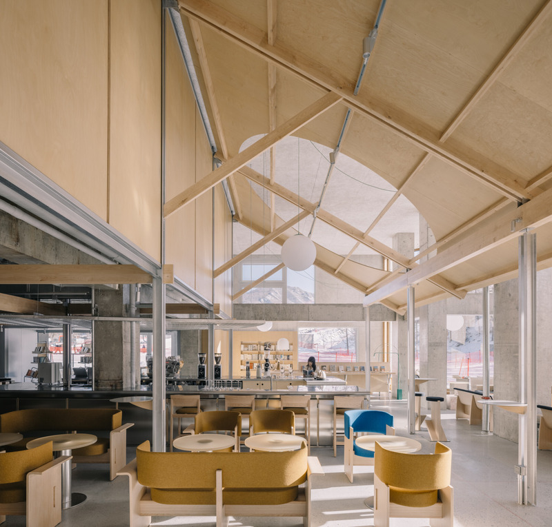Dossier de presse | 3160-11 - Communiqué de presse | FRAME Awards 2024 Winners Revealed - FRAME - Concours - <p class="">Multi-Brand Store of the Year<br><br>Naïve Bookstore, Atelier Tao+C (8.64)</p><p class=""><br></p><p class="">‘Perfectly integrated into the landscape with large window surfaces that bring in light and nature,’ says Anette Skeie, head of design at Norco Interior. ‘Love the use of fibreglass and the transparent light expression it creates.’</p> - Crédit photo : Courtesy of Atelier Tao+C 
