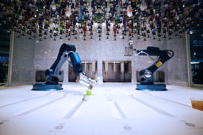 Newsroom | v2com-newswire | Newswire | Architecture | Design | Lifestyle - Press release - World's first crowd-controlled bar designed by Carlo Ratti Associati debuts on new ‘smart‘ cruise ship - Carlo Ratti for Makr Shakr