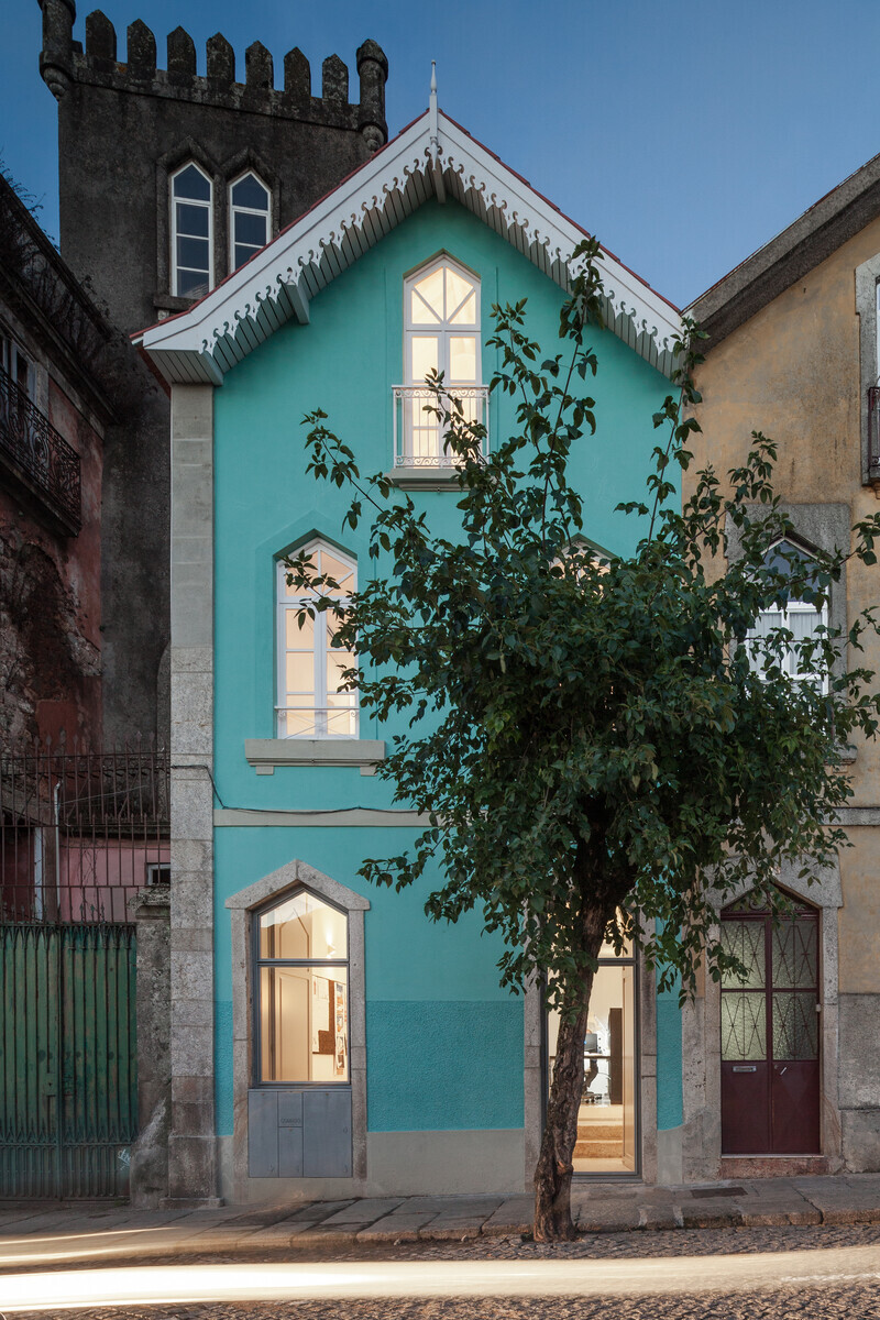 Salle de presse | v2com-newswire | Fil de presse | Architecture | Design | Art de vivre - Communiqué de presse - Le chalet trois pignons - Tiago do Vale Architects