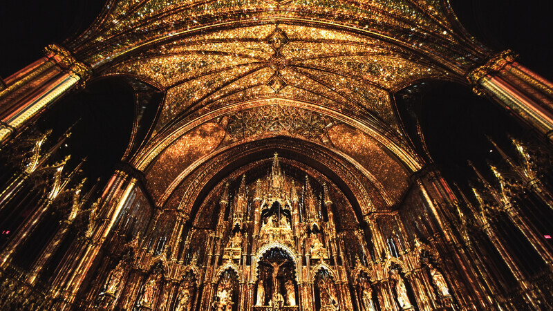 Dossier de presse - Communiqué de presse - AURA, une expérience impressionnante au coeur d'une célèbre cathédrale patrimoniale - Moment Factory