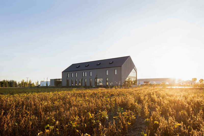 Newsroom | v2com-newswire | Newswire | Architecture | Design | Lifestyle - Press release - Standing in the Middle of the Field - Maurice Martel architecte