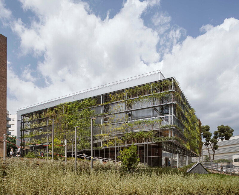 Salle de presse | v2com-newswire | Fil de presse | Architecture | Design | Art de vivre - Communiqué de presse - Centre Sportif Turó de la Peira et l'aménagement d'un bloc urbain intérieur - Arquitectura Anna Noguera