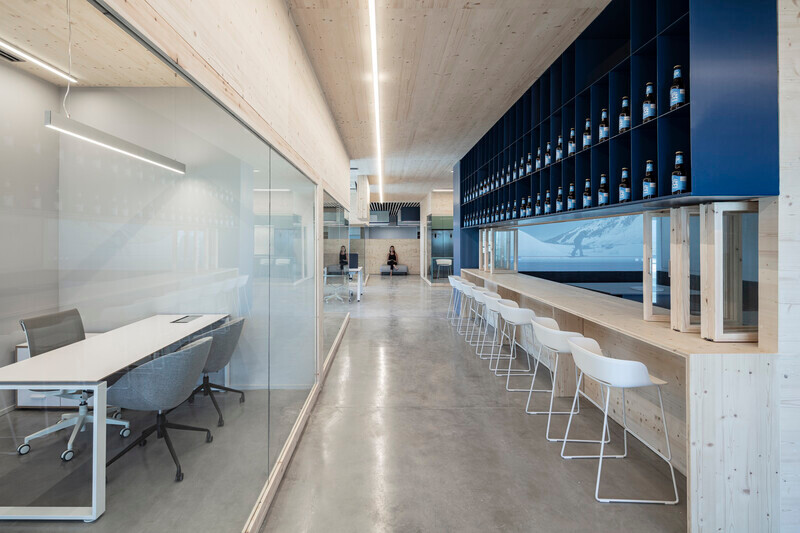 Salle de presse | v2com-newswire | Fil de presse | Architecture | Design | Art de vivre - Communiqué de presse - Des bureaux inspirés par un centre de ski, entourés par la Méditérannée - OK Design by Offner Keren