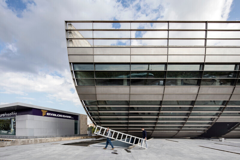 Salle de presse | v2com-newswire | Fil de presse | Architecture | Design | Art de vivre - Communiqué de presse - En période de turbulence, un nouvel immeuble de bureaux remet en question le code du bâtiment établi - Domaine Public Architects