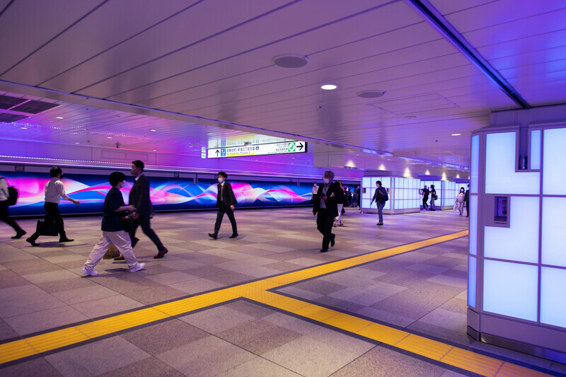 Newsroom | v2com-newswire | Newswire | Architecture | Design | Lifestyle - Press release - The Colour Bath at Tokyo’s Shinjuku Station - Moment Factory