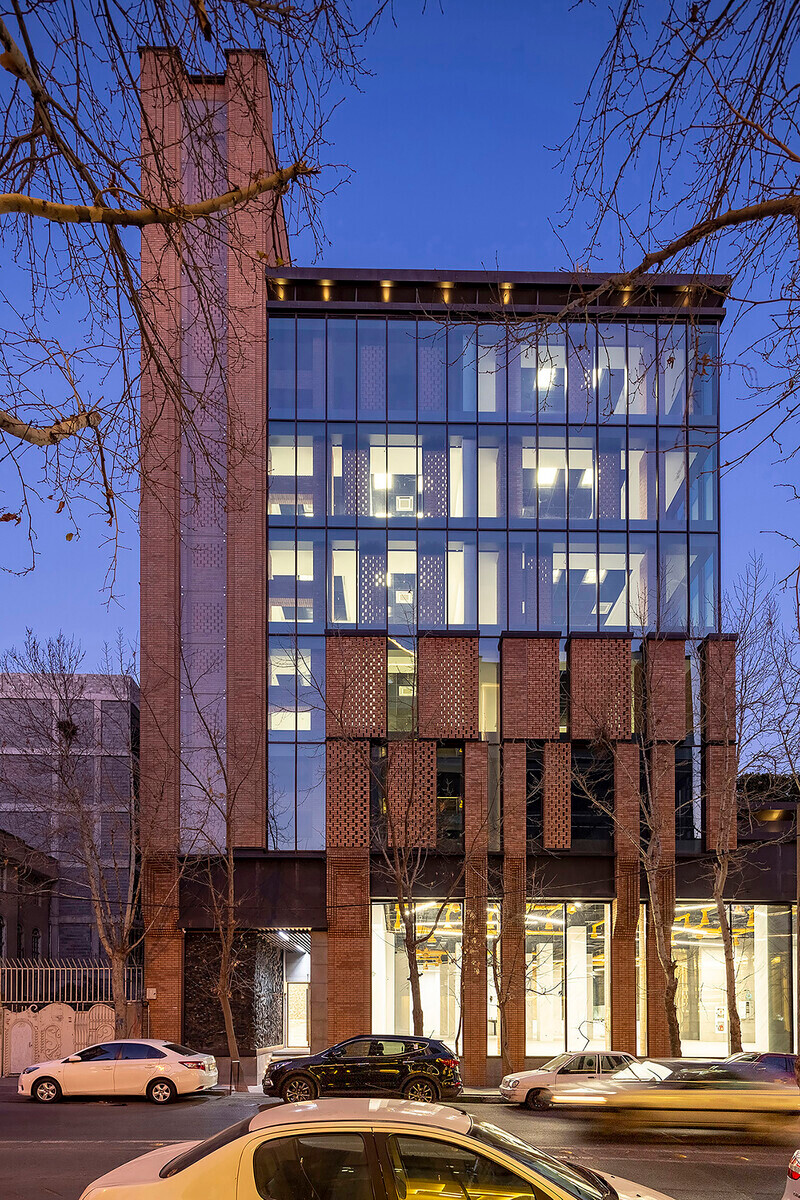 Salle de presse | v2com-newswire | Fil de presse | Architecture | Design | Art de vivre - Communiqué de presse - Zomorrod 11 : briques en mouvement - Ákaran Architects