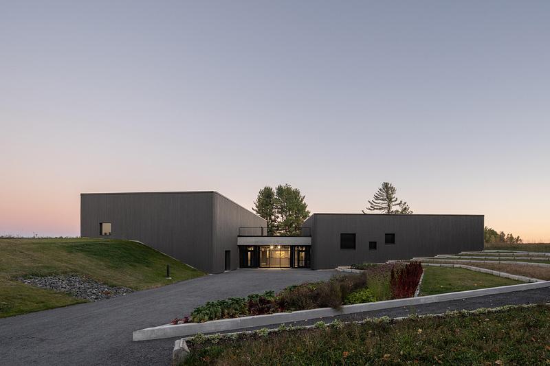 Salle de presse | v2com-newswire | Fil de presse | Architecture | Design | Art de vivre - Communiqué de presse - KANVA dévoile le musée du Parc Marie-Victorin : habiter la topographie pour révéler un patrimoine forgé par le temps - KANVA