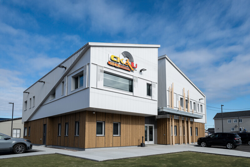 Dossier de presse - Communiqué de presse - La station de radio CKAU Mani-Utenam - EVOQ Architecture