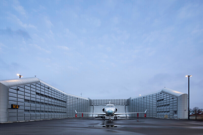 Press kit - Press release - NEUF architect(e)s Delivers State-Of-The-Art Jet Manufacturing Facility for Bombardier at Toronto Pearson International Airport - NEUF architect(e)s
