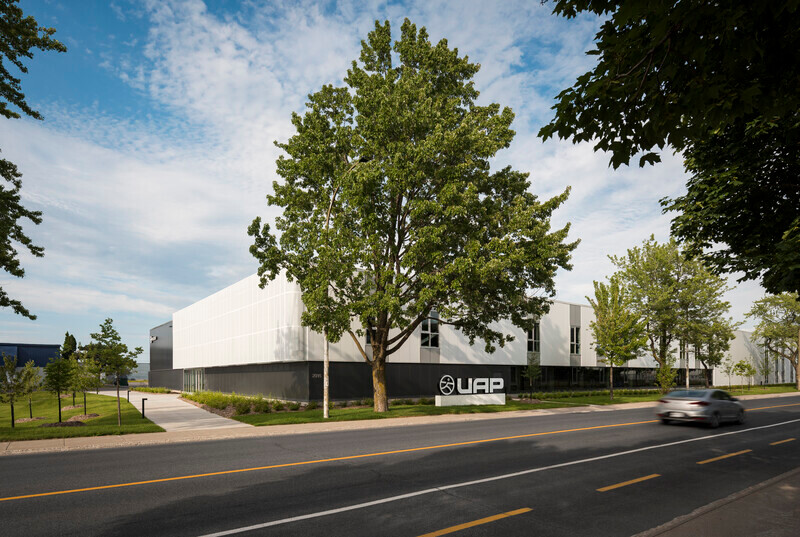 Dossier de presse - Communiqué de presse - Siège social de UAP à Montréal : un entrepôt industriel transformé en espace de travail carboneutre - Lemay