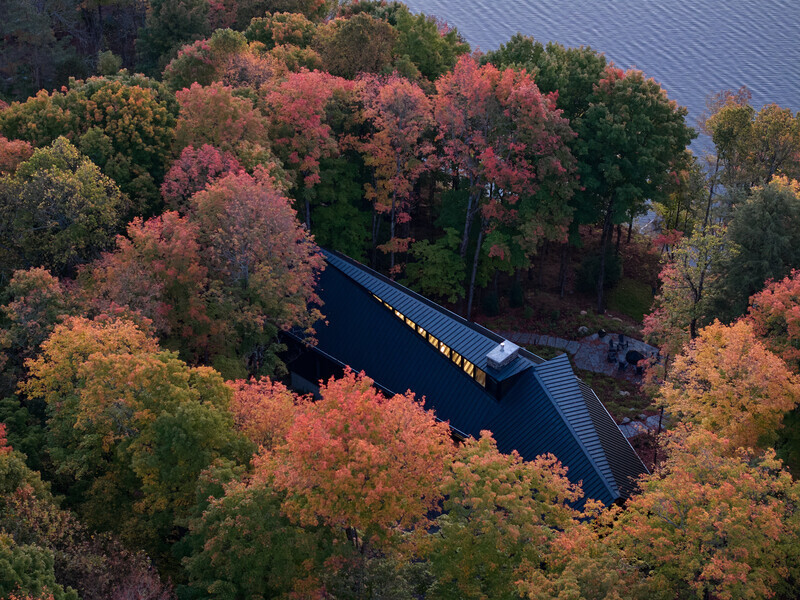 Press kit - Press release - Shield and Shelter: An Embracing Lakeside Family Retreat that Opens Intimately and Sensitively to its Untamed Surroundings in the Heart of the Muskoka Region - Barbora Vokac Taylor Architect Inc. (BVT A)