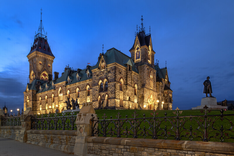 Newsroom | v2com-newswire | Newswire | Architecture | Design | Lifestyle - Press release - Complex Illumination of the East Block Shines a Light on the Intricate Beauty of Canadian Heritage - Lightemotion with DFS Architecture in consortium with Architecture49