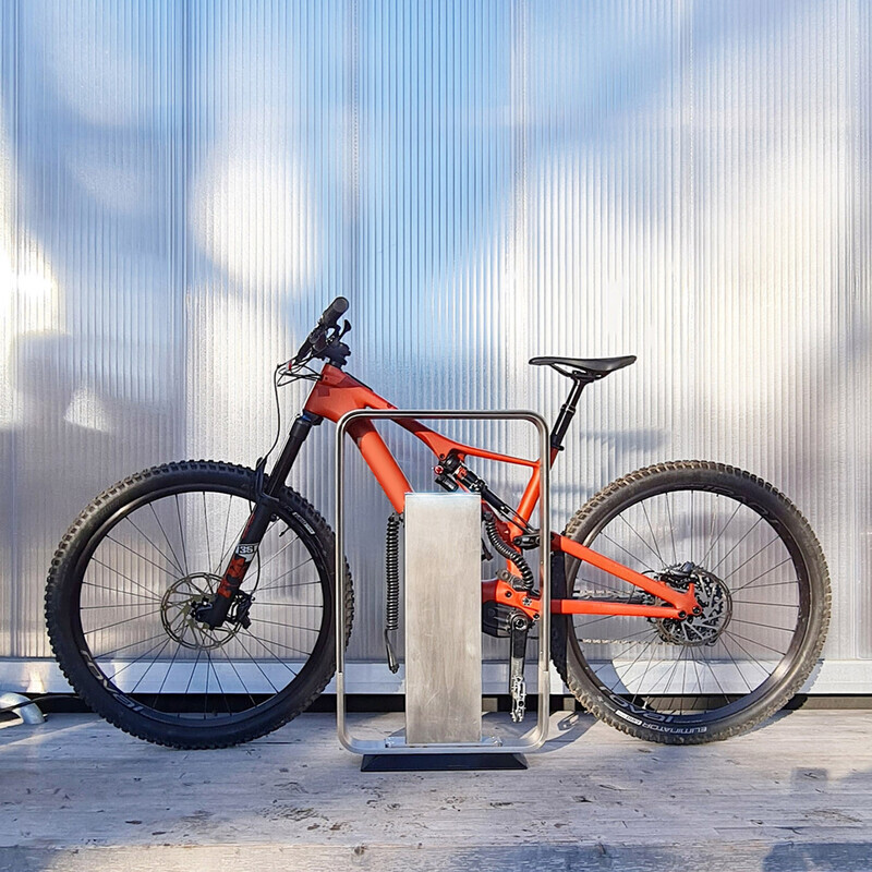 Salle de presse | v2com-newswire | Fil de presse | Architecture | Design | Art de vivre - Communiqué de presse - Le Q-RACK : un support pour vélos électriques avec station de recharge intégrée - AttiaDesign