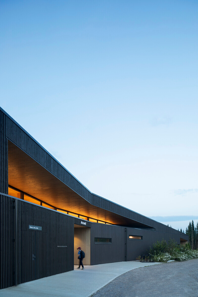 Salle de presse | v2com-newswire | Fil de presse | Architecture | Design | Art de vivre - Communiqué de presse - Camp Mercier : un nouveau pavillon enraciné dans le paysage laurentien - Anne Carrier Architectes