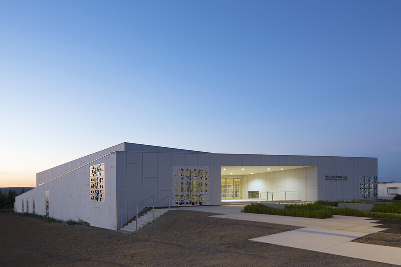 Salle de presse | v2com-newswire | Fil de presse | Architecture | Design | Art de vivre - Communiqué de presse - Halle des sports du collège Jean-Louis Trintignant à Uzès - France - NBJ architectes