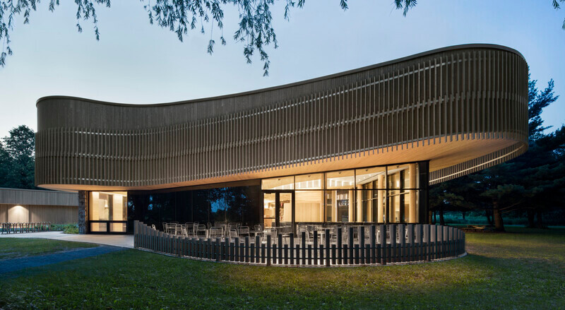 Dossier de presse - Communiqué de presse - Le centre de découverte du parc national des Îles-de-Boucherville récompensé par plusieurs prix d'architecture - Smith Vigeant architectes